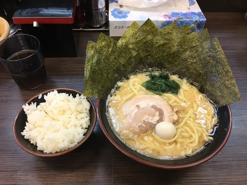 「ラーメン（麺固め）醤油、海苔増し＋小ライス」@横浜家系ラーメン 大黒家の写真