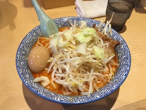 「どて辛ラーメン中 味玉」@どてちんの写真