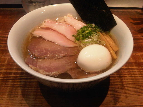 「白醤油全部のせ」@町田汁場 しおらーめん 進化の写真