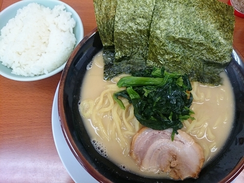 「豚骨醤油ラーメン￥500＋半ライス（サービス）＝￥500」@横浜家系ラーメン 松田家 上福岡店の写真