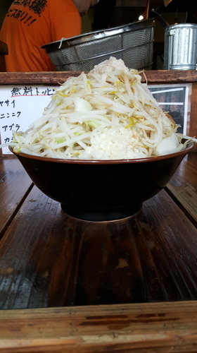「ラーメン小750円(200g)、野菜チョイ増し半分、他全増し」@麺や豚髭の写真