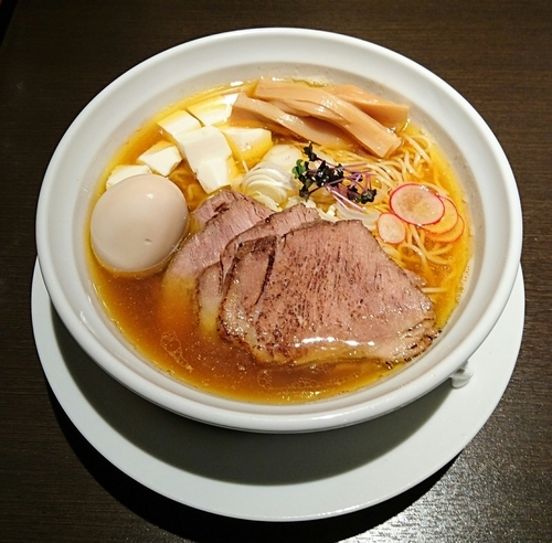 「淡麗醤油叉焼(豆腐増し) + 味玉」@麺屋うずまきの写真