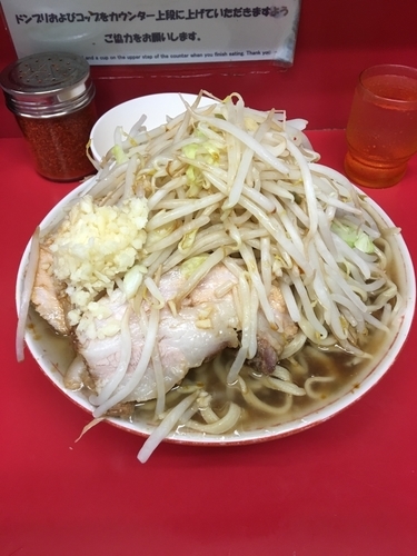 「大豚ニンニク多めヤサイカラメ生卵」@ラーメン二郎 千住大橋駅前店の写真