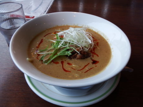 「自家製辣油の坦々麺ハーフサイズ」@暖龍 美しが丘店の写真