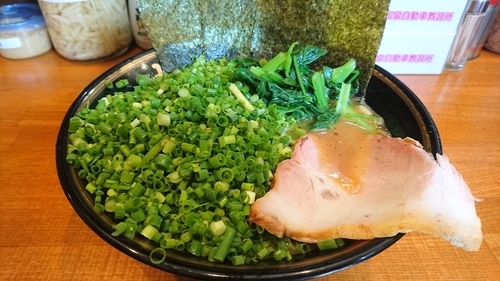 「ラーメン(麺硬め･味濃いめ)+万能ねぎ(増量ver.)」@末廣家の写真