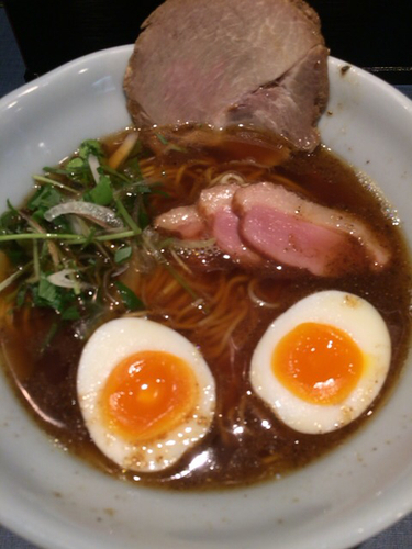 「にほんいち醤油そば黒」@麺巧 潮の写真