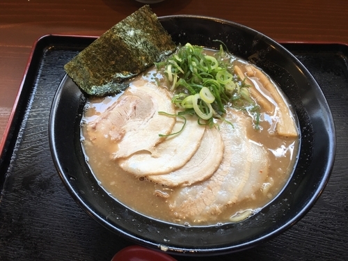 「とんこつらーめん750」@ラーメン与七 堅田店の写真