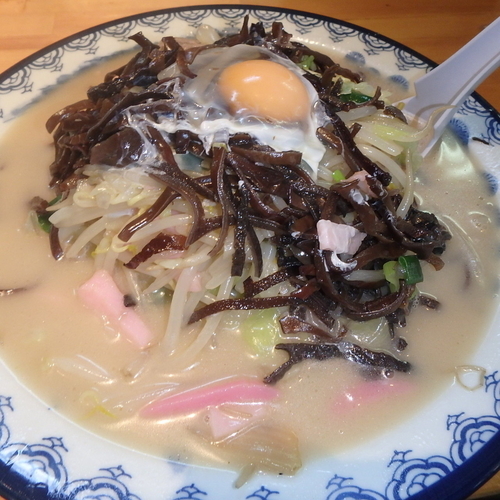 「特製ちゃんぽん(880円)、唐揚げ２ヶ(160円)」@井手ちゃんぽん 新宮店の写真