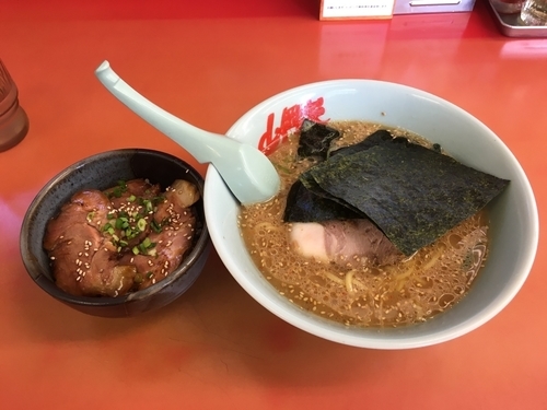 「味噌ラーメン（麺固め）＋ミニチャーシュー丼」@ラーメン山岡家 笛吹店の写真