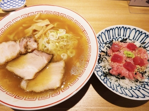 「蔵出し醤油らーめん　本鮪トロたくちらしセット　900円」@超多加水自家製手揉み麺 きたかた食堂の写真