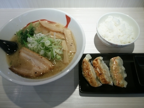 「しょうゆラーメン(大盛・200g)700円+餃子セット150」@麺屋はるの写真