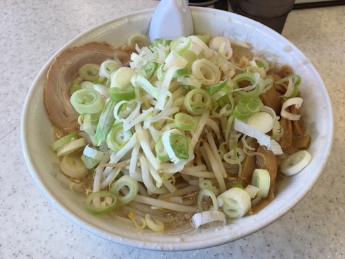 「醤油ラーメン 大盛 ギタギタ ネギ多め」@こってりらーめん なりたけ 津田沼店の写真