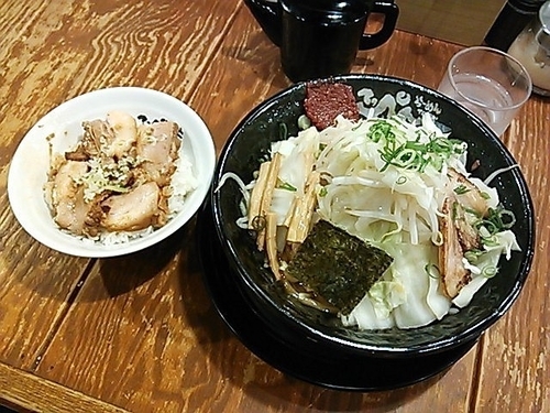 「もやしキャベツ油そば（大盛り）＋チャーシューごはん」@とんこつらーめんてっぺんの写真