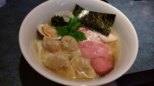 「塩ラーメン＋ワンタン」@とものもとの写真