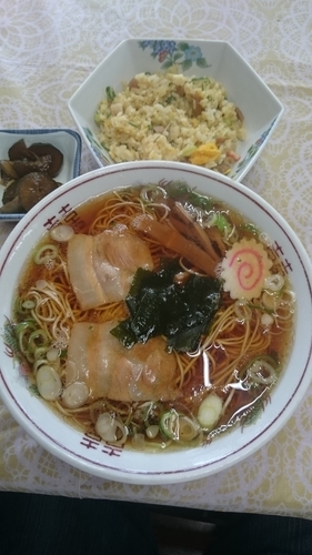 「支那そばと半チャーハン 900円」@食堂 見晴亭の写真