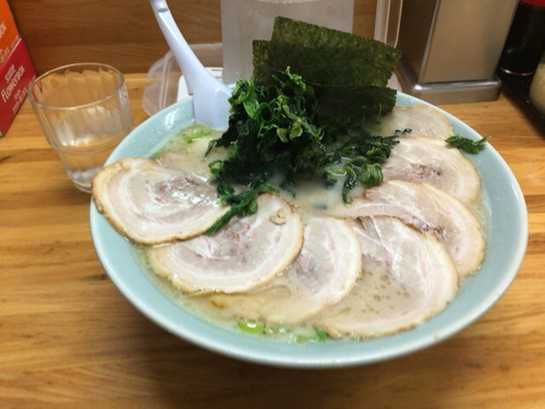 「塩チャーシュー麺+ほうれん草」@壱寅家 新松戸店の写真