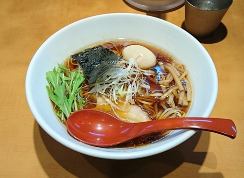 「香彩鶏だし醤油ラーメン + 味玉」@麺屋 翔 品川店の写真