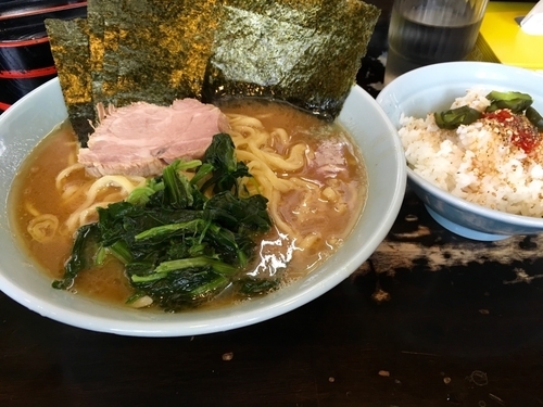 「海苔増しラーメン 中 ¥800(カタメ、オオメ) + 小ライスサ」@横浜ラーメン 武蔵家 三鷹店の写真