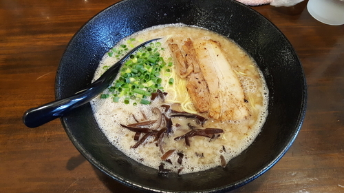 「九州豚骨らあめん ￥690」@九州らあめん どん きさろく 八柱店の写真