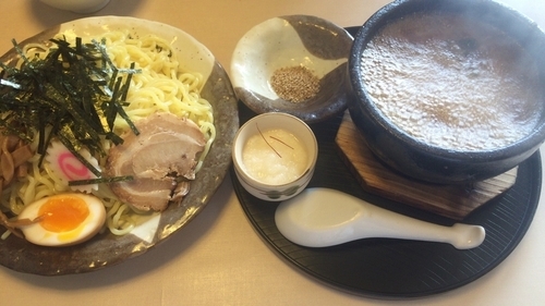 「石焼つけ麺 バリ黒 (焦がしニンニク醤油)」@らーめん岡崎 鶴ヶ島店の写真