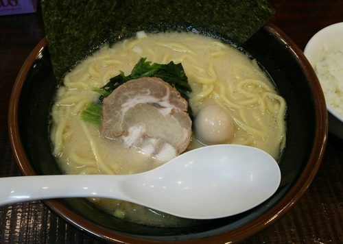 「とんこつ塩並＋半ライス　650＋0円」@釜利家 登戸店の写真