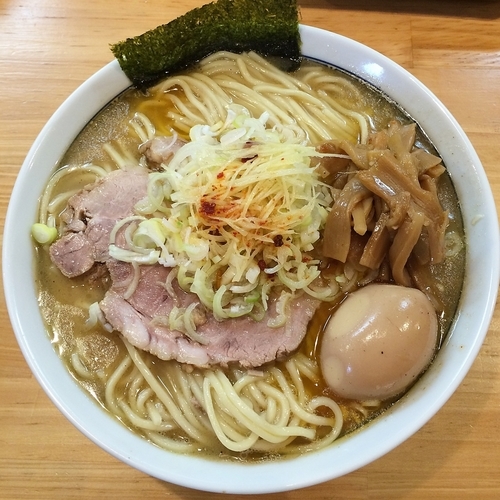 「塩ラーメン（中）＋味玉　￥９５０」@自家製中華そば としおかの写真