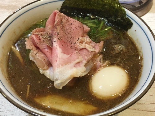 「きまぐれ限定 イカ煮干しブラック」@中華そば 四つ葉の写真