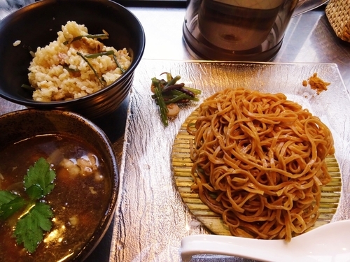 「鴨つけそば 900円 ＋ 鴨出汁炊き込みご飯 300円」@日の丸さんじの写真