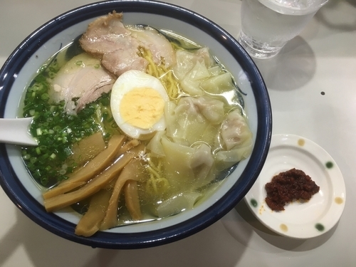「塩ワンタンメン700円、ラージャー玉100円」@再来軒の写真