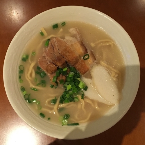 「沖縄そば 680円」@沖縄料理 なんくるないさー マークイズみなとみらい店の写真