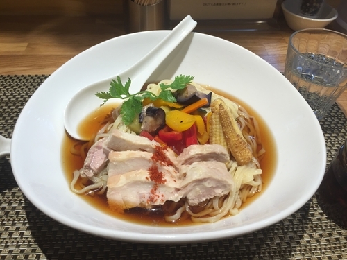 「【限定】大山鶏と夏野菜のアジアン冷やし麺の焼きあご生醤油タレ」@生粋 花のれんの写真