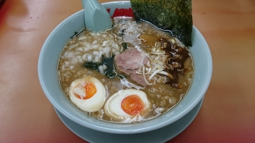 「【限定】煮干し醤油ラーメン(味玉付き)・・940円」@ラーメン山岡家 厚木店の写真