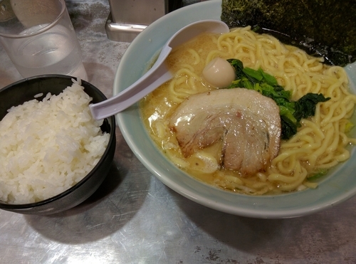「ラーメン(固め多め)　ライス　ランチ麺大盛」@横浜家系ラーメン 魂心家 自由が丘店の写真