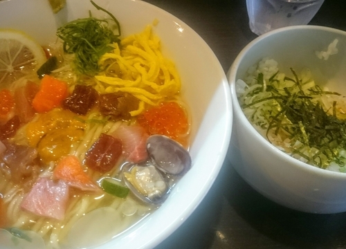 「特製冷やし海鮮ちらし麺（年に１回の限定）＋薬味ご飯」@麺処 夏海の写真