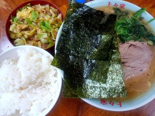 「ラーメン650円とキャベチャー＋ライスのセット150円」@横浜家系ラーメン上々家の写真