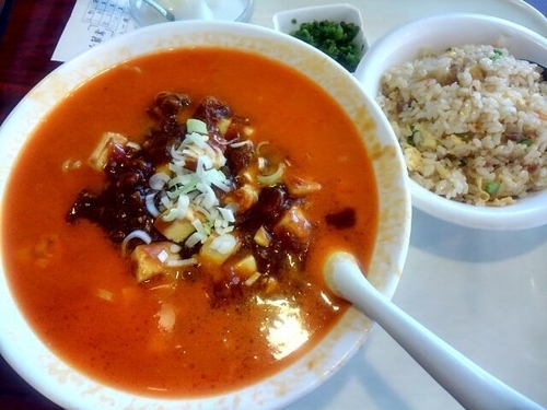 「マーボ担々麺＋半チャーハン　850円」@中華料理 楽宴大厨房の写真