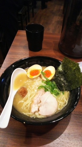 「濃厚醤油鶏そば」@濃厚鶏そば 暁月 荻窪店の写真