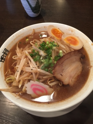 「黒八味玉チャーシュー麺➕麺固め」@味噌屋 八兵衛の写真