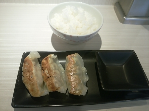 「半ライス+餃子3個セット150円」@麺屋はるの写真