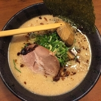 とんこつラーメン(670円) + 大盛(100円)