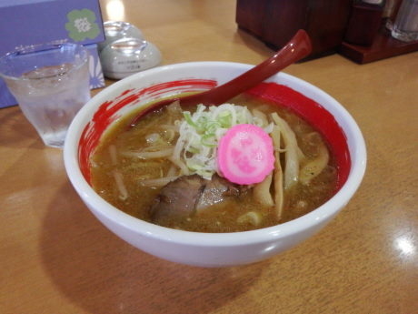 「ハーフラーメン　味噌」@ラーメンさんぱち 西岡店の写真