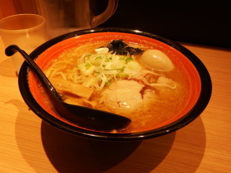 「あら味噌らーめん＋煮玉子」@麺や 虎鉄 清田店の写真