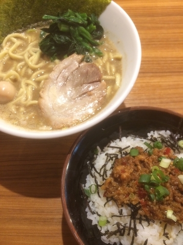 「激にぼ家系ラーメン+台湾飯セット」@横浜家系ラーメン 壱角家 新宿3丁目店の写真