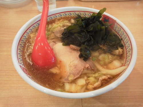 「おいしいラーメン＋ワカメ（無料）」@どうとんぼり神座 新宿店の写真