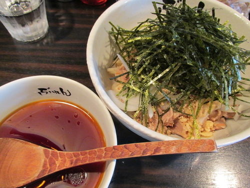 「冷たい肉つけそば（並盛）＋生卵　「800円＋サービス」」@裏ぶれんの写真