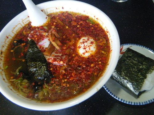 「とんがらしラーメン630円（クーポンでおにぎり0円）」@よしだ屋 平野店の写真