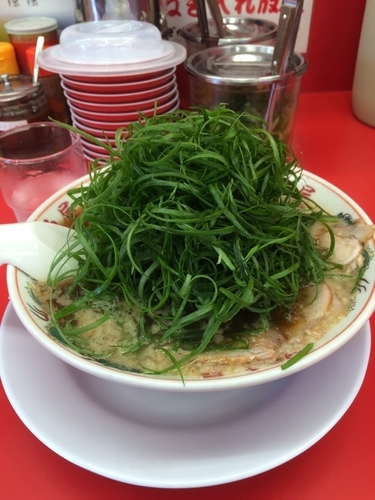 「特製醤油九条ネギラーメン 800円  税込864円」@ラーメン 魁力屋 竹ノ塚店の写真