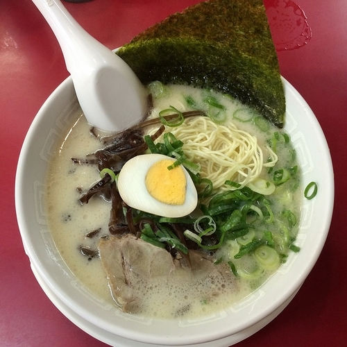 「ラーメン＋替玉　￥５００」@博多天神 新宿西口店の写真