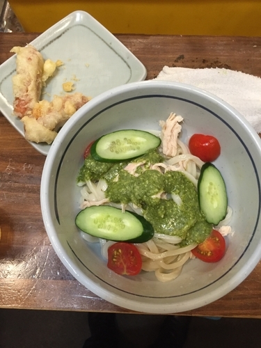 「（冷）蒸し鶏入りジェノバ風うどん「並盛」＋チョリソーの天ぷら」@おにやんまの写真