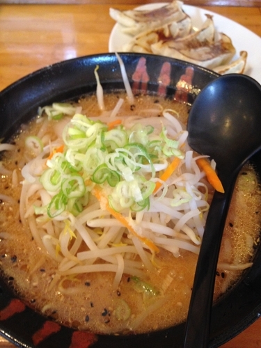 「みそらーめん  餃子」@らーめん いやどうもの写真